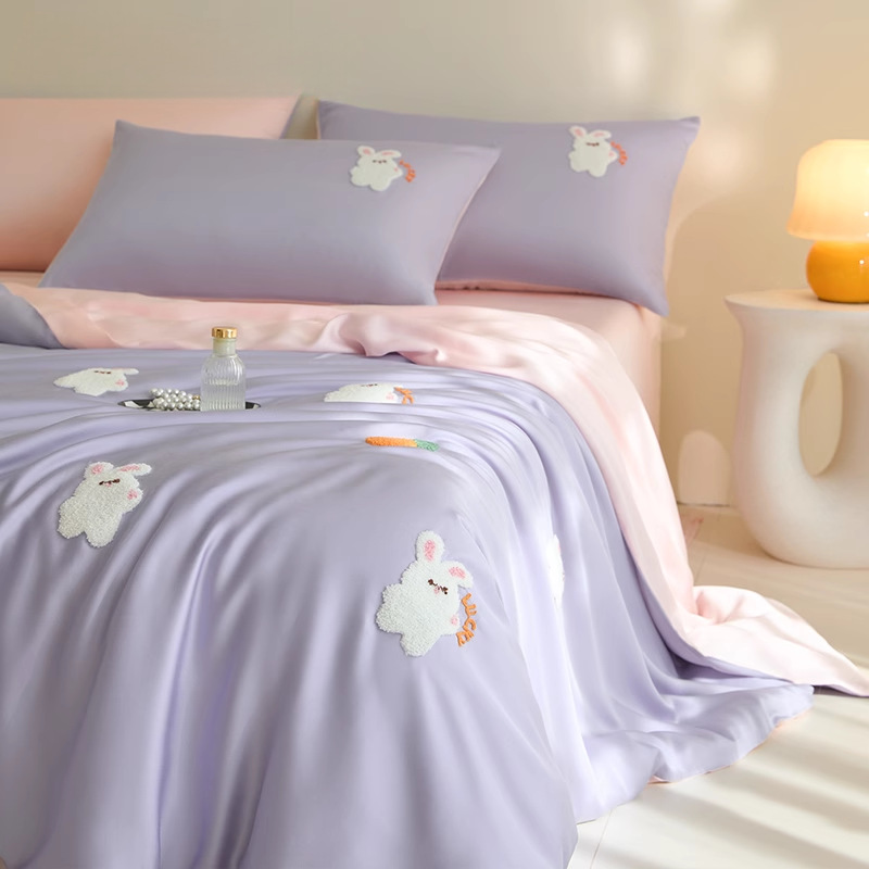 Ropa de cama de seda de hielo bordada con toalla de cuatro piezas, sábana fresca pequeña, funda de edredón, juego de tres piezas, ropa de cama de dormitorio fresca de verano
