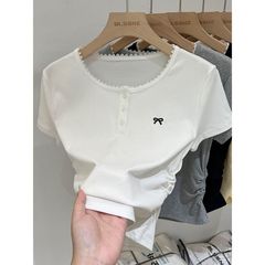 アメリカ風のしわのデザイン感の小さい大衆はレースの蝶結びの半袖のtシャツの女性の夏の2025新型の短い上着をつなぎ合わせます。