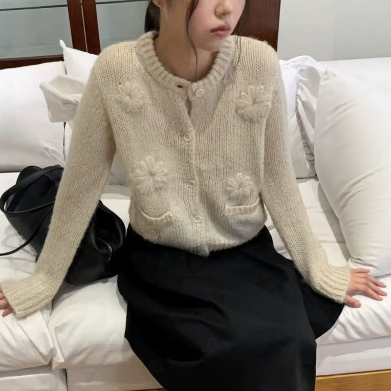 Korean-style 3D floral knit sweater coat for women, 2026 new autumn/winter loose-fit versatile knit cardigan top, women's style 1658 Korean-style 3D floral knit sweater coat for women, 2026 new autumn/winter loose-fit versatile knit cardigan top, women's style 1658