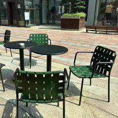 屋外のテーブルと椅子の庭の別荘のレストランの花園の民宿の防水の日焼け止めの藤の椅子の喫茶店のレジャーの外でテーブルと椅子を並べます。