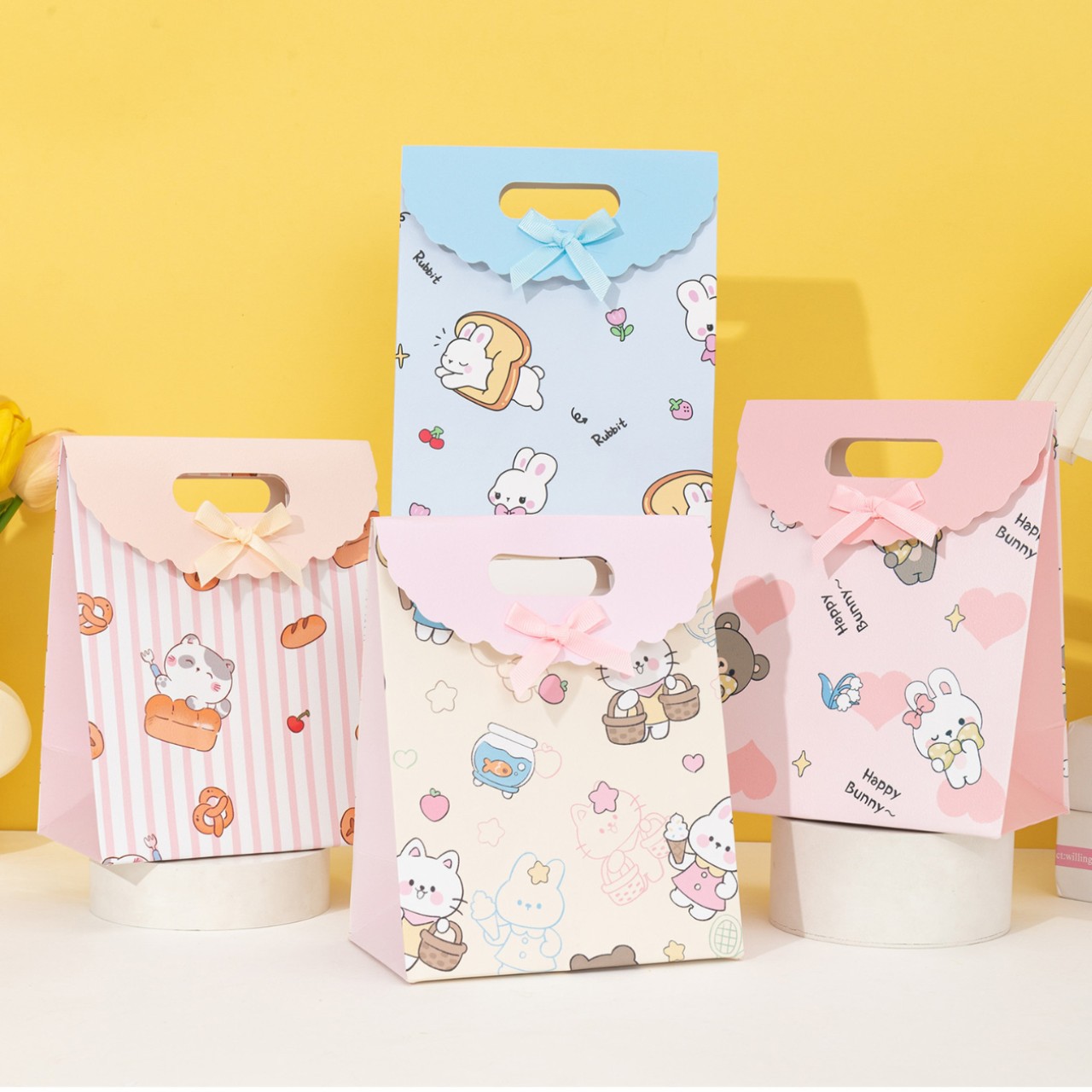 Bolsos de arco de dibujos animados con tapa plegable, bolsas de regalo de cartón blanco, bolsas de regalo de cumpleaños para niños