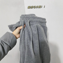 ゆったりとしたグレーのタオルパンツ、厚手で裏起毛、2025年秋冬、ゆったりとした着痩せ効果、小柄な女性向け、柔らかくふわふわのワイドパンツ