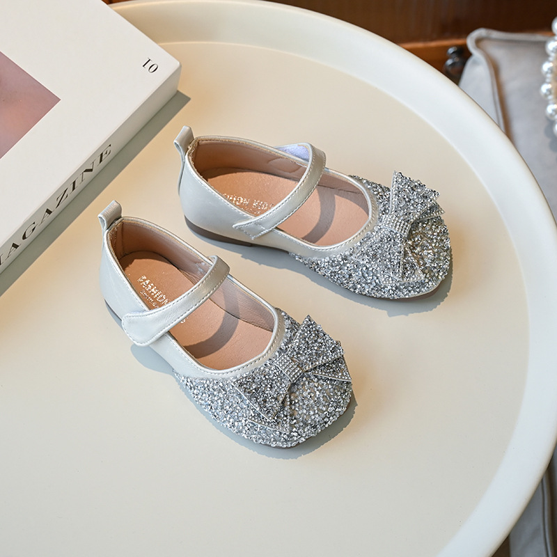 Zapatos de cuero para niñas, zapatos de princesa de diamantes de imitación para niños 2025 primavera y otoño nuevos zapatos individuales con lazo para niñas, zapatos de rendimiento para niños pequeños y medianos image 4
