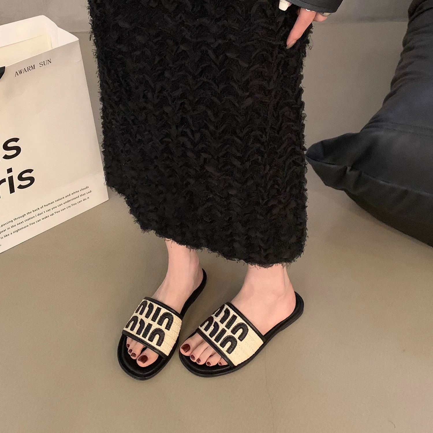Temperamento pequeño estilo fragante sandalias y pantuflas planas estilo mujer ropa exterior verano mujer salir a la playa playa con falda chanclas