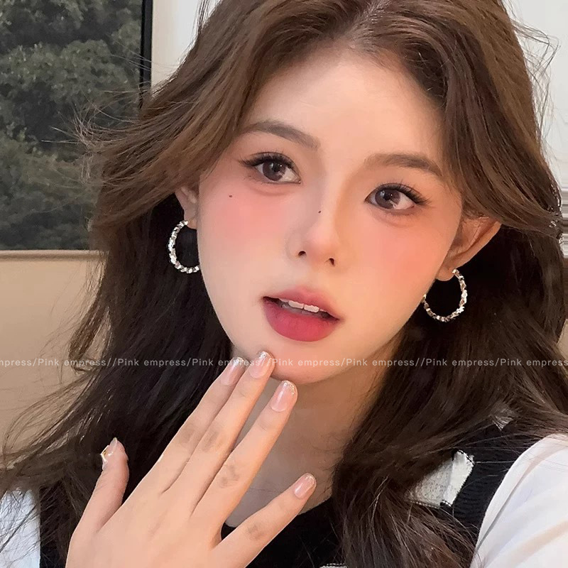 Pendientes de aro lisos para mujer, lujo ligero, pendientes de alta gama, pendientes populares, aretes de diseño exclusivo, aretes de otoño e invierno al por mayor