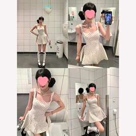 早春季白色波点吊带连衣裙子女夏2026新款高级感巨好看小个子短裙