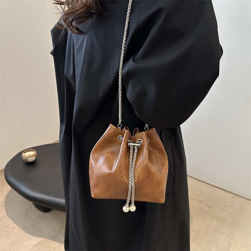 Bolso de balde popular de este año para mujeres 2024, nuevo bolso de cadena de diamante de moda, bolso de alta calidad, textura versátil, mochila pequeña.
