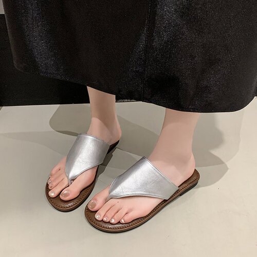 Fashionable Outdoor Simple Flip-Flops Women's 2025 Summer Flat Sandals Niche Retro Elegant Thong Slippers
