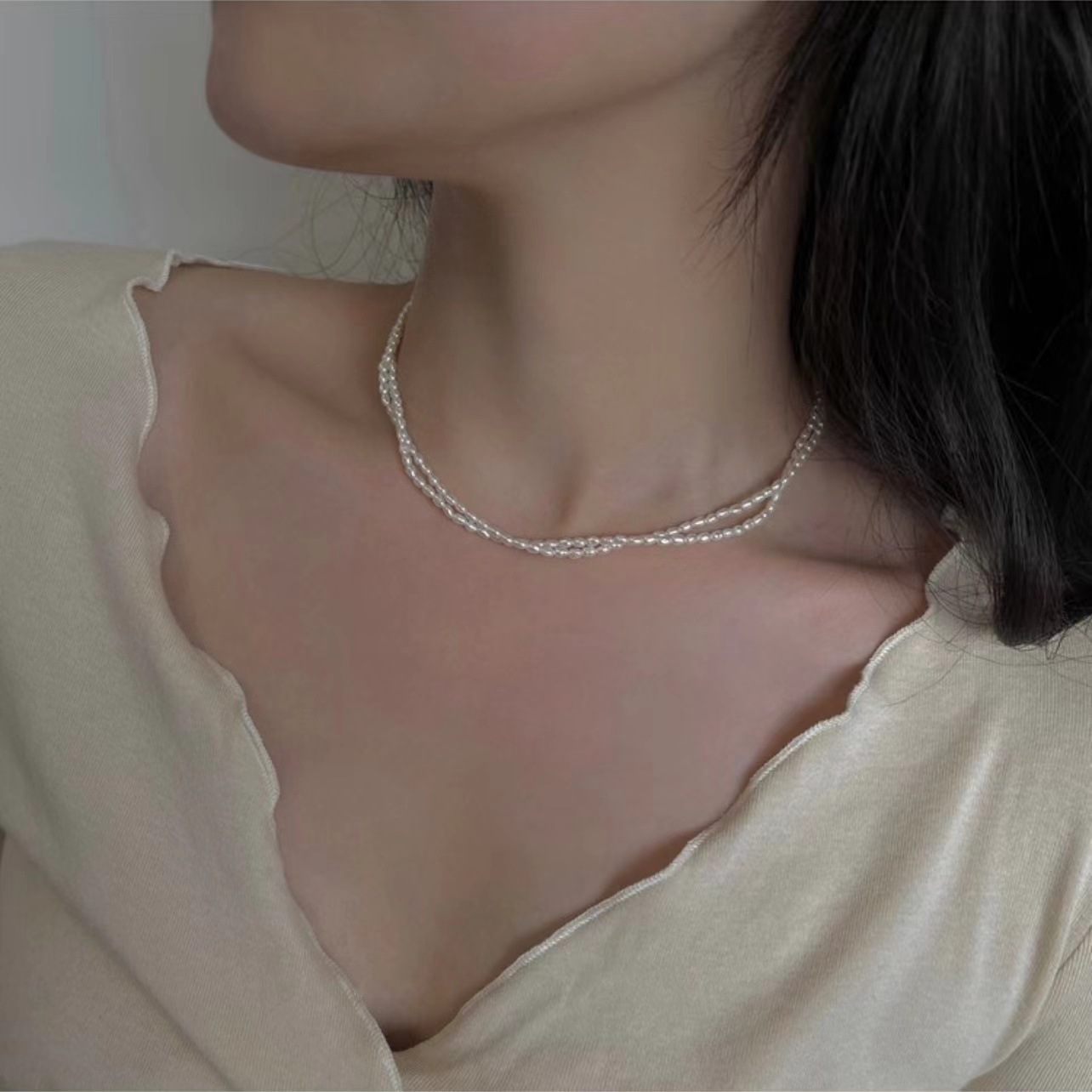 Luxuriöse Perlenkette mit Magnetverschluss für Damen. Hypoallergen, zartes Choker-Design für höchsten Tragekomfort und ein sicheres Gefühl. Europas Top-Trend-Perlenkette 2026._voghion.com