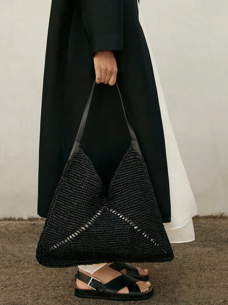 Instagram-Influencer mit dem gleichen Auto, das eine faltbare Handtasche aus Stroh mit einer Schulter, eine gewebte Tasche, einen Strandurlaub näht_voghion.com