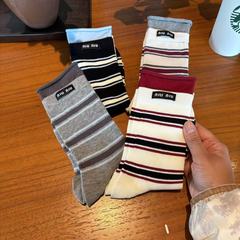 縁を巻いて偽の2つの灰色の青い双羅口の靴下の女性の中筒の靴下の春夏の新商品の韓系は色のストライプにぶつかって靴下を積みます。