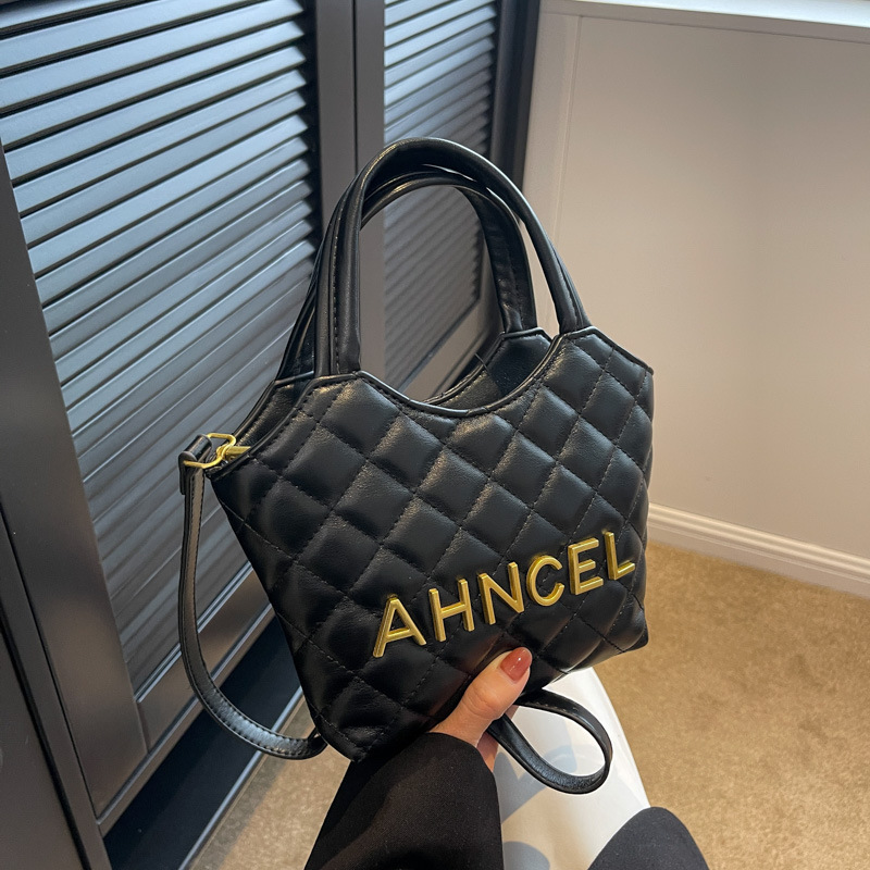 Le borse popolari di quest'anno per le donne 2023 piccola borsa a catena di diamanti stile profumato versatile borsa a tracolla borsa a secchiello portatile di fascia alta_voghion.com