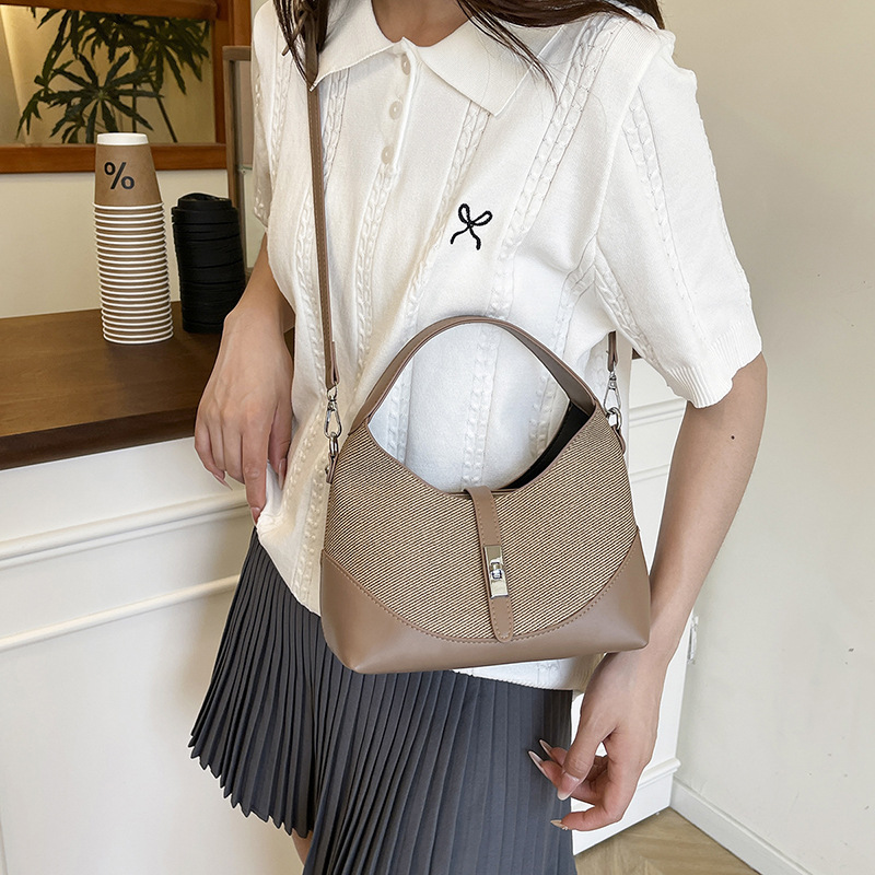 Bolso de moda coreano 2025 verano nuevo bolso femenino casual color contraste bandolera transmisión en vivo del mismo estilo bolso de mensajero marea