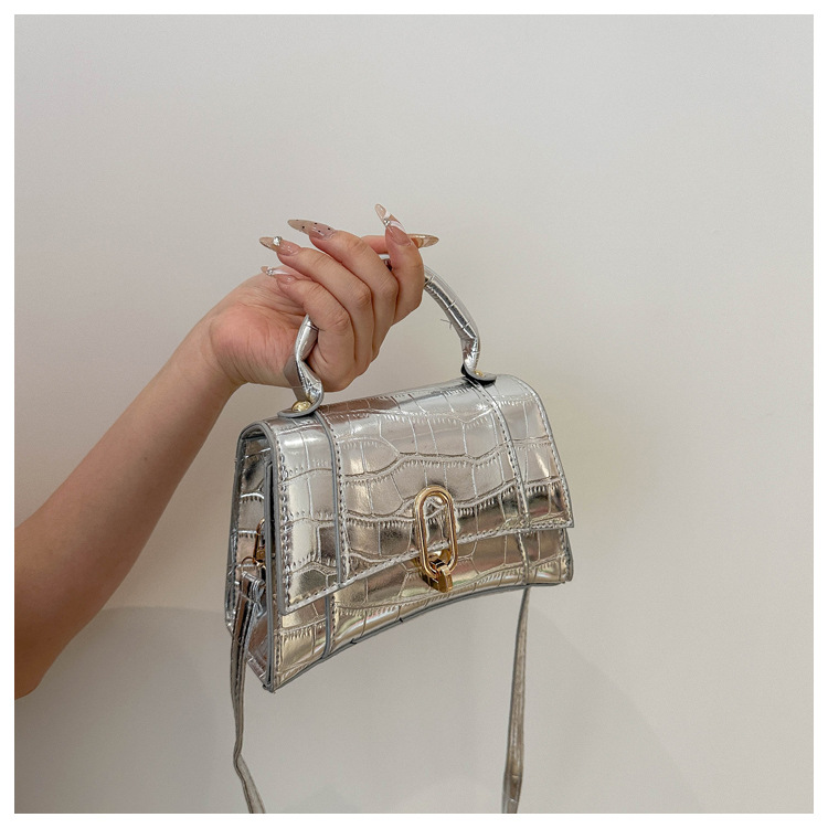Déi populär nei Summermodesch Nischhandtaschen vun dësem Joer 2024, einfach a modesch Crossbody-Taschen mat enger Schëller fir all Alter._voghion.com
