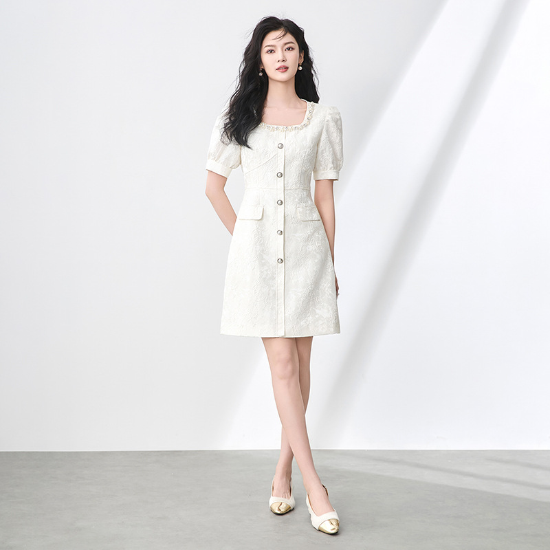 Váy liền tay phồng cổ vuông jacquard nổi họa tiết ngọc trai phong cách tiểu thư — Màu be