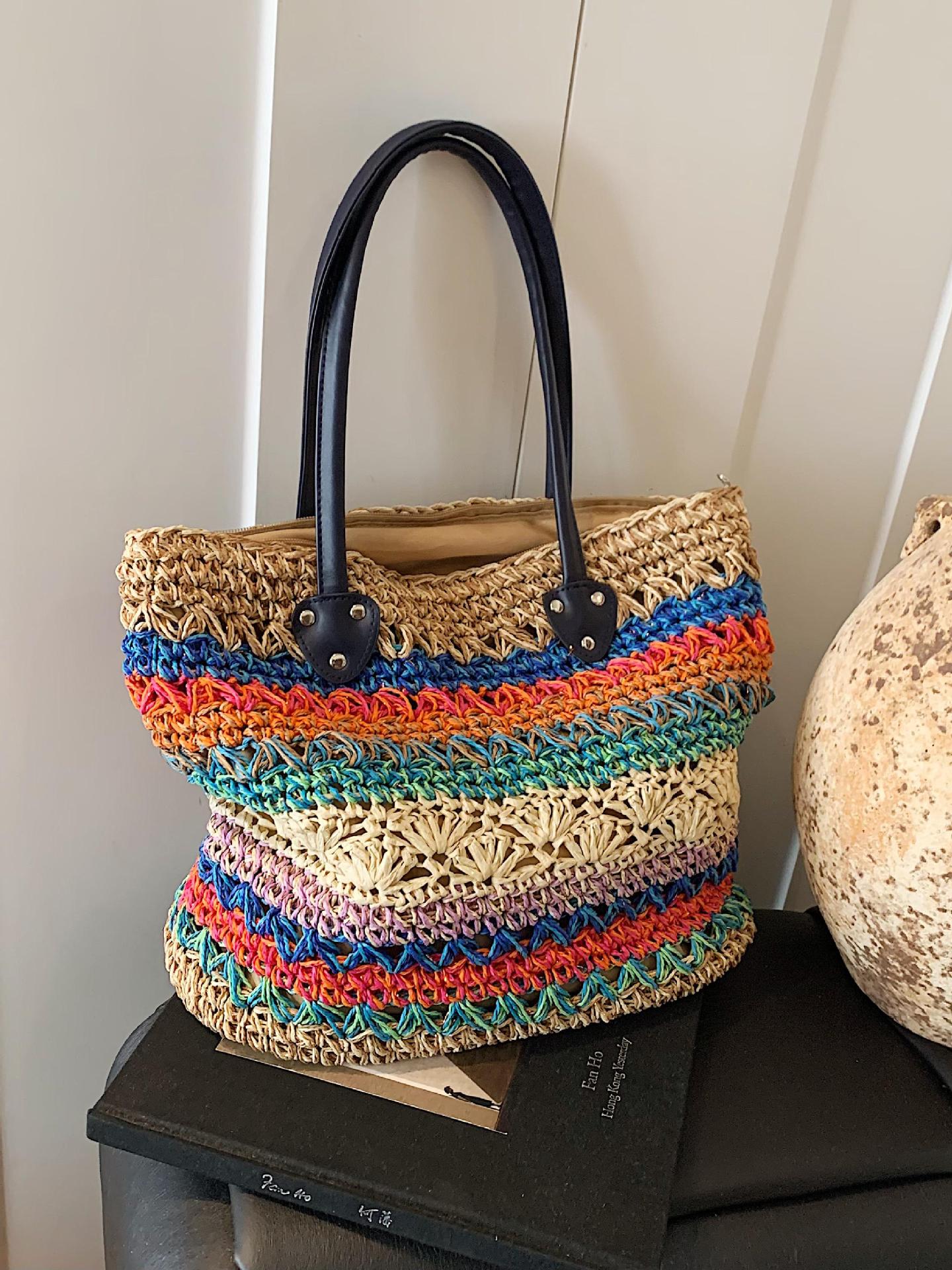 Bolso tejido de arco iris de color de contraste popular de verano femenino 2025 nueva moda estilo étnico bolso tejido de paja gran capacidad sentido de alta gama