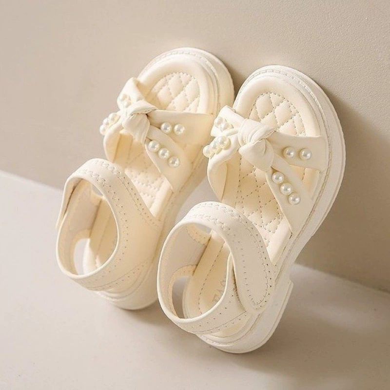 Обувь для девочек 2024 летний новый стиль детские сандалии мягкие подошвы жемчужные туфли для девочек