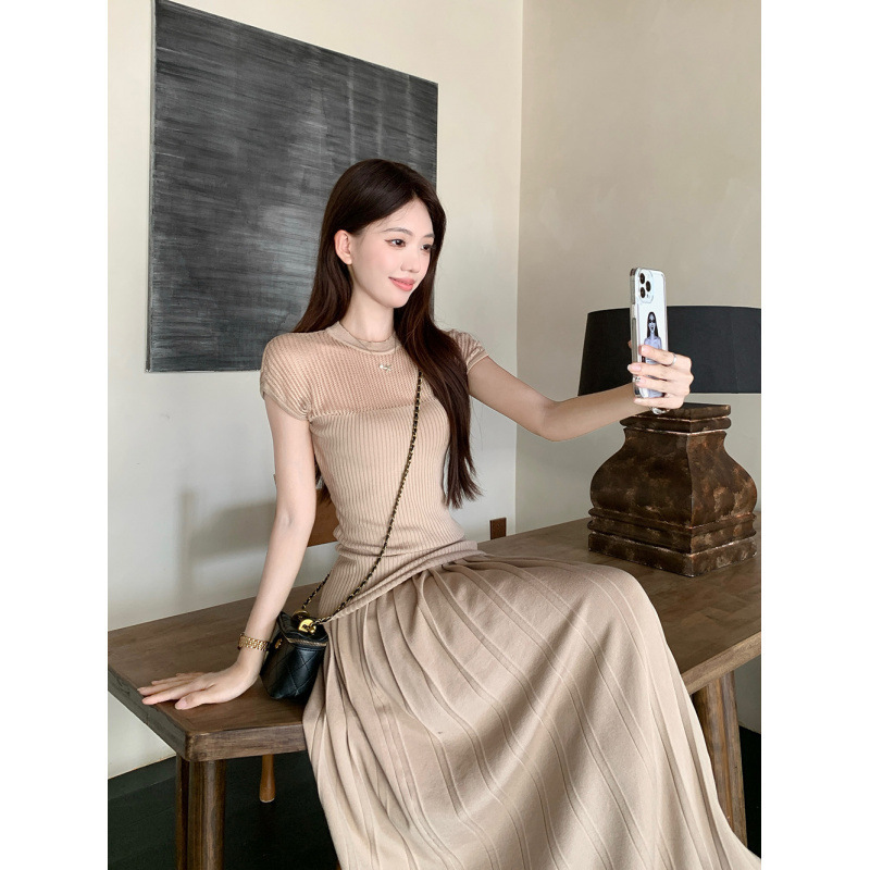 熹凤梨~ 镂空设计感短袖修身针织上衣女+A字百褶半身长裙套装|undefined