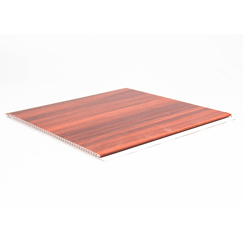 El techo de la placa de fijación de PVC engrosado se instala en la Sala de estar de la cocina, el cobertizo del baño está decorado con plástico largo.