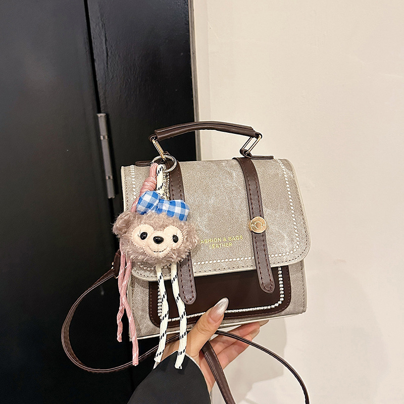 Mochila de mujer de moda de color contrastante 2025, nuevo estilo de estilo extranjero, mochila multifuncional para viajes de estudiantes.
