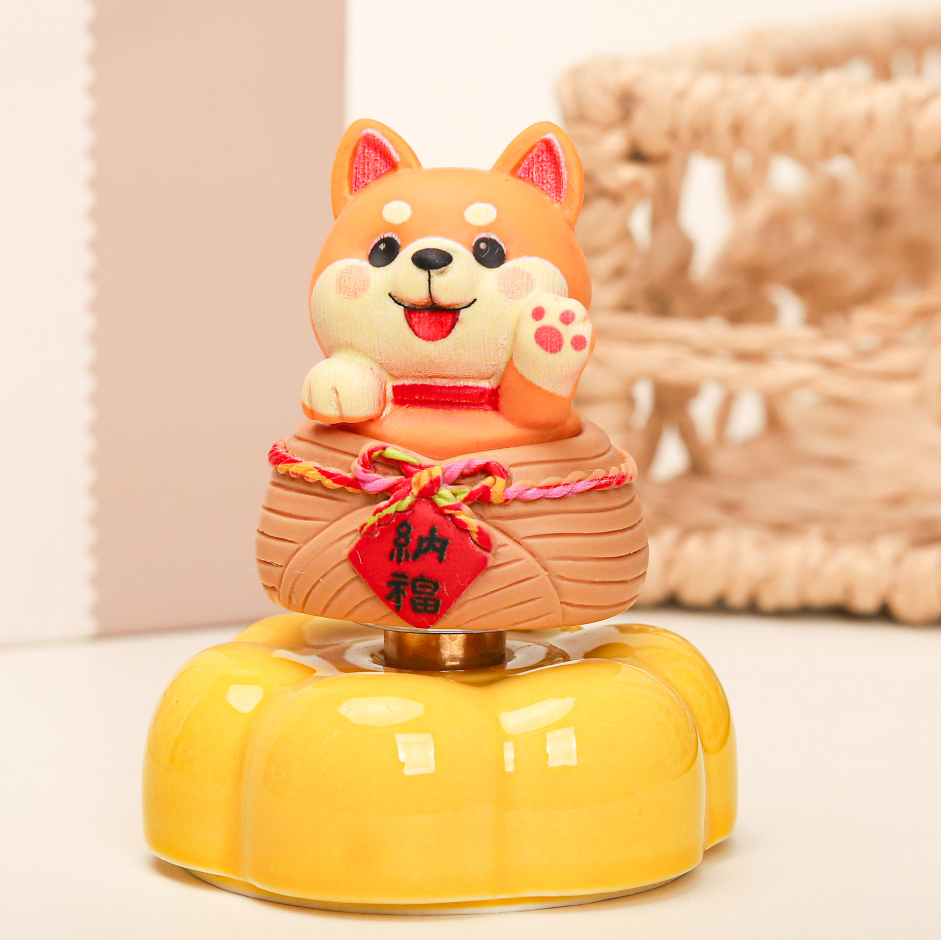 Internet Celebrity Dreamer Capybara Lulu Rotating Car and Desktop Ornament, Gift for Stalls and Giveaways, Wholesale