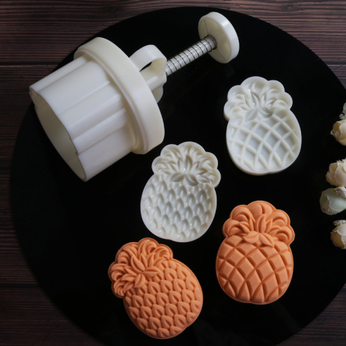 Cantonese-style large pineapple snowskin mooncakes, pineapple crisps, green dumplings, mung bean cakes, lanterns and strawberries, new hand-pressed molds