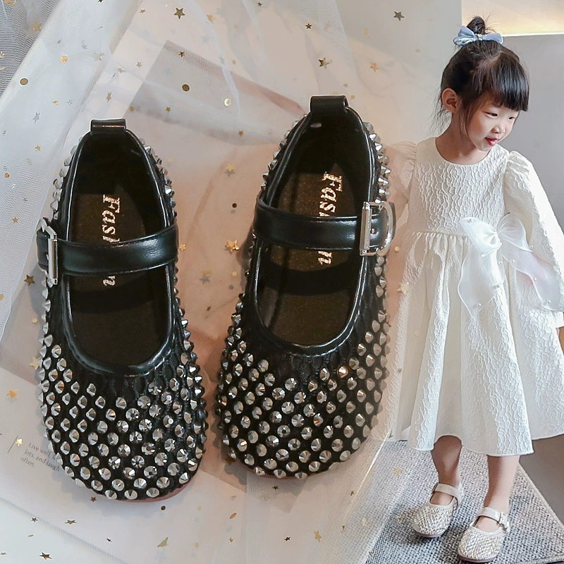 Девочки полые бриллиантовые сандалии 2025 прохладное лето маленькая девочка страз хрустальная принцесса туфли маленькие дети среднего и старшего возраста