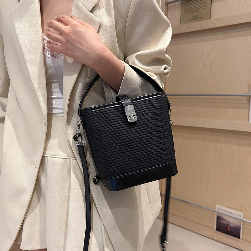 Bolso bandolera de tejido versátil con bloqueo de color de verano nuevo 2024 para mujer, súper popular nicho de césped para mujer, bolso bandolera de agua, móvil_voghion.com