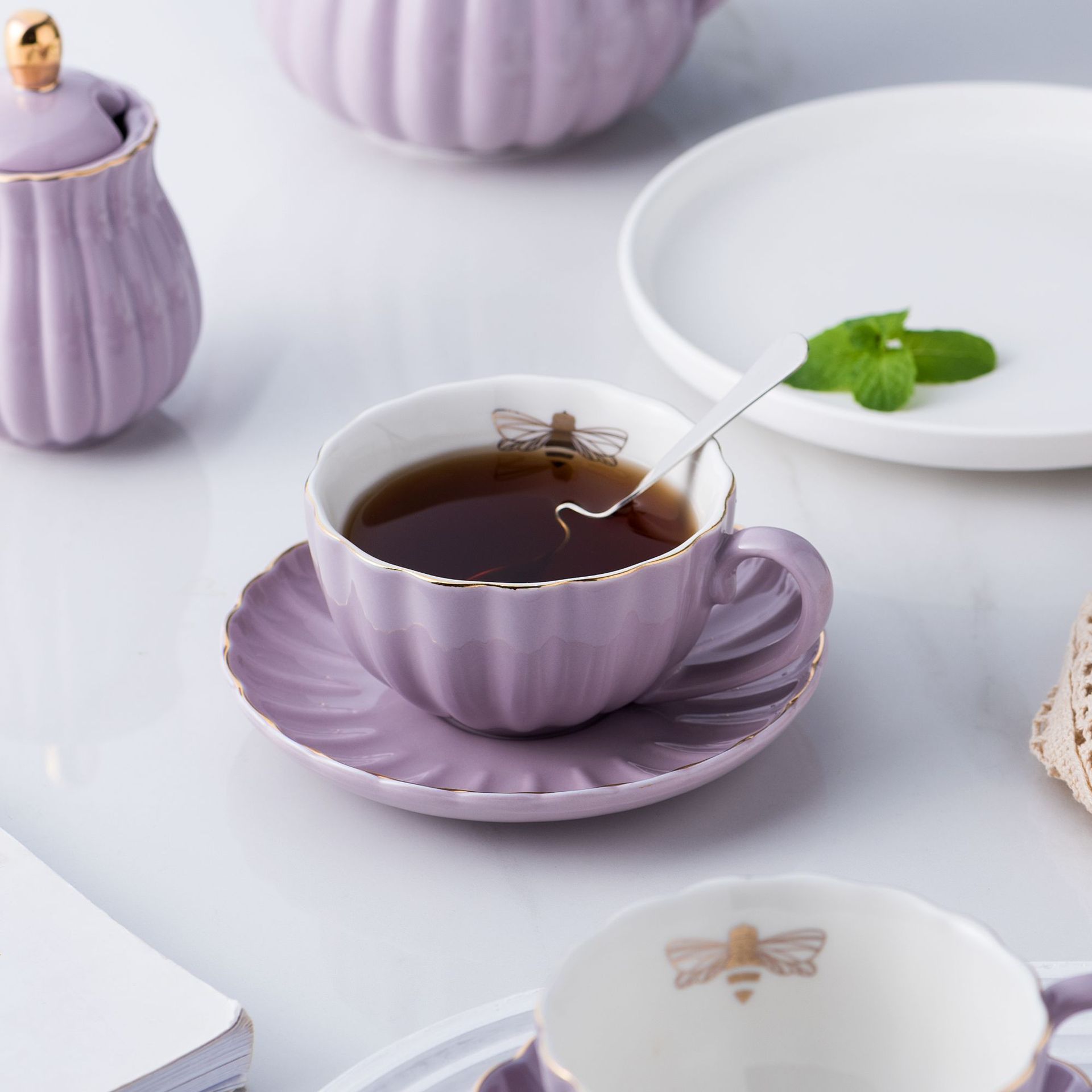Rayas de abeja dorada Una olla de cuatro tazas Plato de café japonés Juego de tetera fría Juego de esmalte de color y té de flores doradas Cerámica