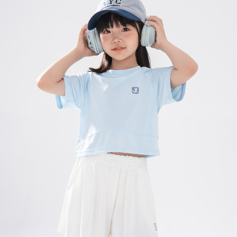 女の子の速乾性スポーツスーツ、夏の女の子のバドミントントレーニングスーツ、子供用半袖パンツとスカート、中型および大型の子供用アウトドア服
