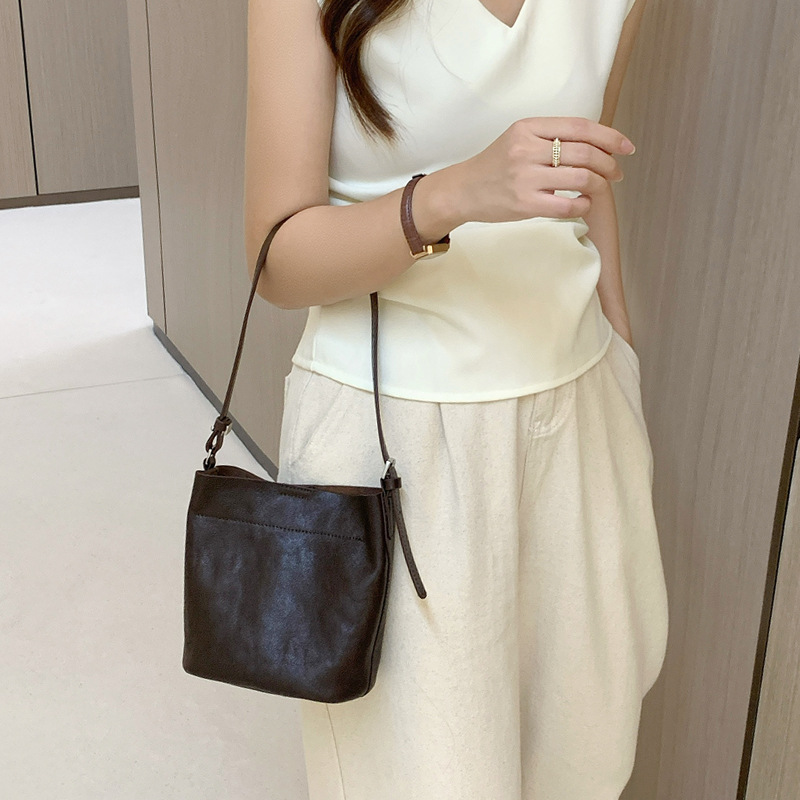 【 Genuine leather 】 Head layer cowhide bucket minimalist style single shoulder armpit women's crossbody small bag_voghion.com