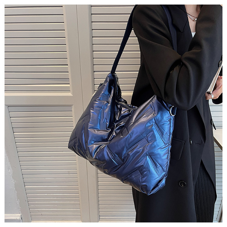 New Women's Bag Fashionable Large Capacity Shoulder Bag Women's 2023 Autumn/winter New Down Fabric Bag Trend Crossover Women's Bag_voghion.com
