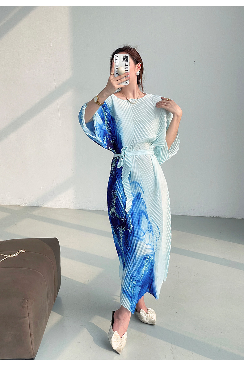 Váy maxi xếp ly in họa tiết cao cấp, chít eo thon gọn, phong cách thanh lịch — Màu xanh lam chi tiết 8