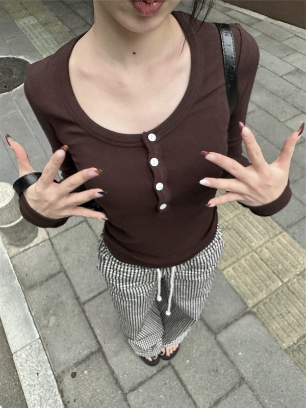 2025甜美风长袖T恤女秋季圆领别致纽扣设计修身显瘦休闲正肩上衣|undefined