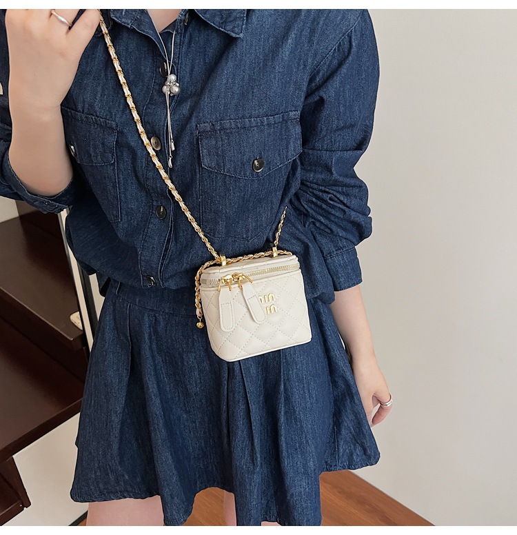 Little Bag Women 2025 Summer New Fashion diamond-shaped chain patent leather crossbody bag, versatile single-shoulder hand-carry bucket bag undefined