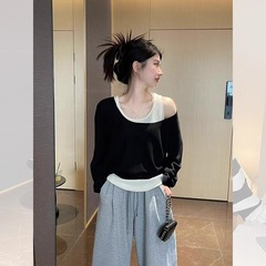 黒の偽の2つの斜めの肩の長袖のニットの女性の春と秋のデザイン感が独特で美しい露肩の上着