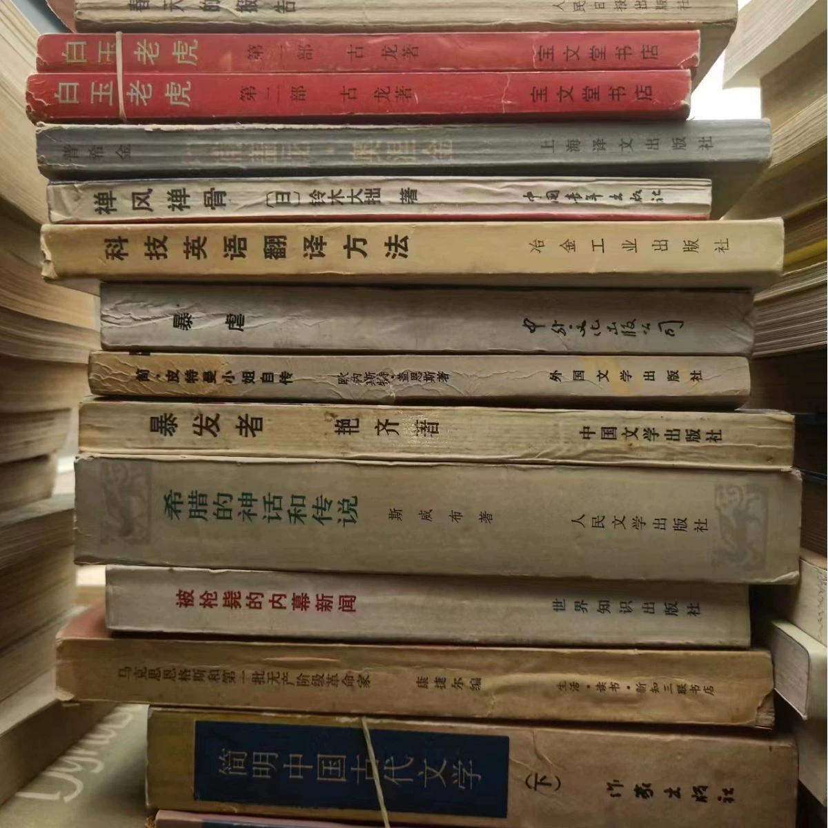 Использованная винтажная коллекция книг, assorted литература и романы для украшения и чтения