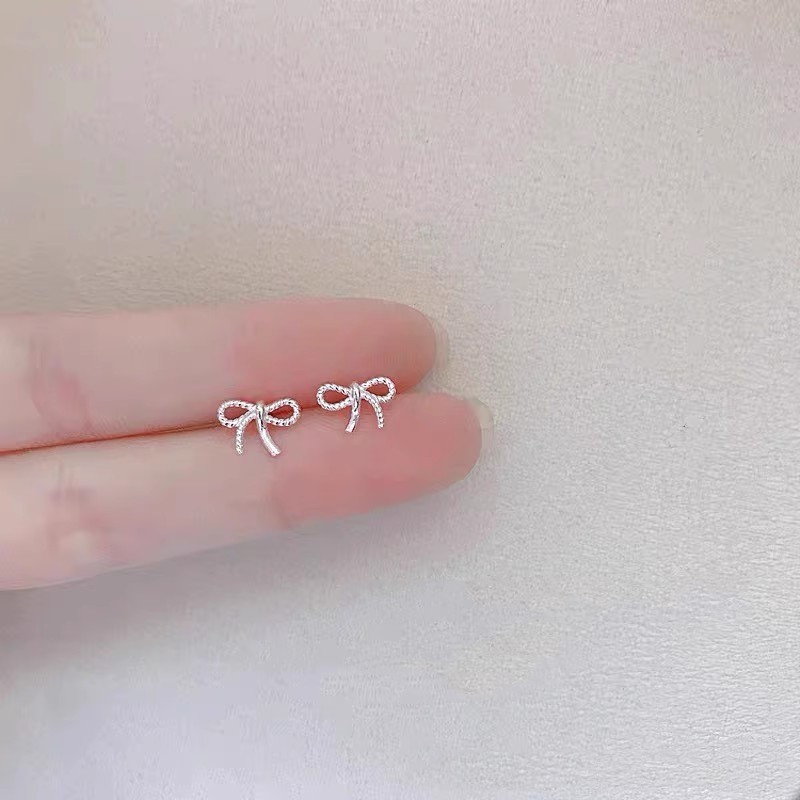 Pendientes de aro lisos para mujer, lujo ligero, pendientes de alta gama, pendientes populares, aretes de diseño exclusivo, aretes de otoño e invierno al por mayor