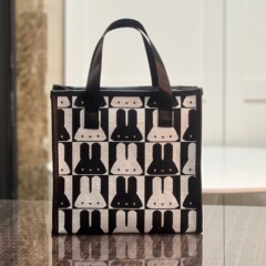 新型の格子縞の欧米の范手は化粧バッグを持って洗面します。