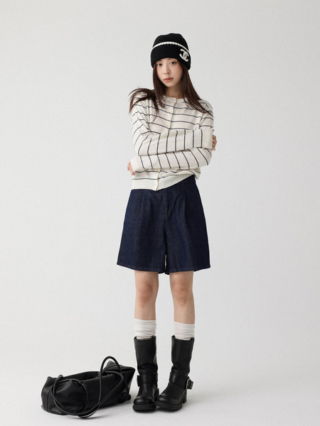 Woolen long-sleeve with a round collar