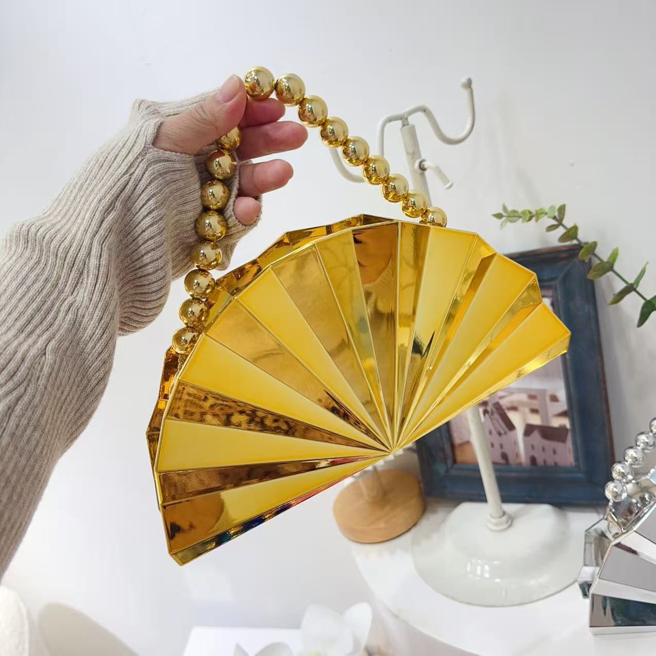 Bolsa de cena de lujo ligera de dama transfronteriza moda cadena de perlas ventilador de paleta de mano en forma de ventilador acrílico bolsa de cena