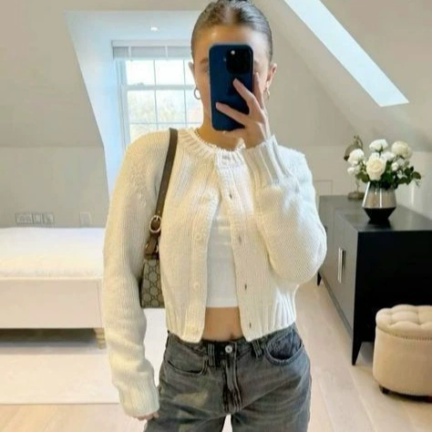 Женский кардиган-жакет, короткий, свободный крой, однобортный, с круглым вырезом, без плеч, однотонный, осенне-зимняя коллекция 2025 года.