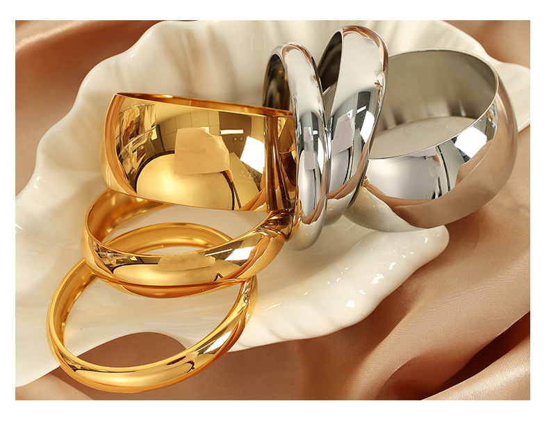 0.03µm-0.05µm Gold Plating Thickness PVD Coated Real Gold Plated Solid Color Titanium Steel Simple Style Waterproof Non Tarnish Titanium Steel Bangle