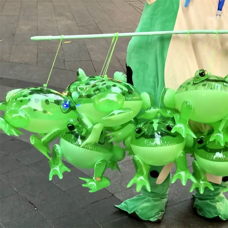 抖音同款玩具青蛙气球夜市摆摊网红充气青蛙崽手提发光游泳蛙批发详情5