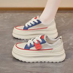 女性用メッシュ通気性ホワイトシューズ 2025 新しい夏の厚底中空スニーカーカジュアル多用途スーパーホットスポーツシューズ