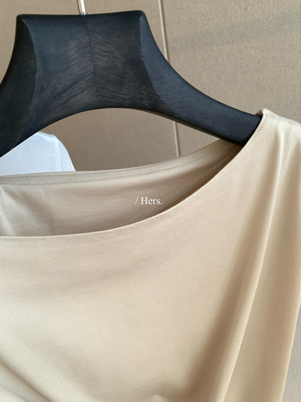 Áo thun nữ tay ngắn cổ tròn phong cách Hàn Quốc, thiết kế lưng xẻ khoét lệch — màu đen, Xám khói, trắng ngà, màu hồng chi tiết 29