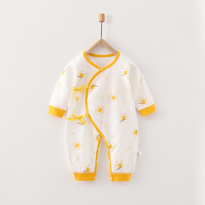 전체에 작은 노란색 별이 프린트된 원피스(나사형 점프수트)