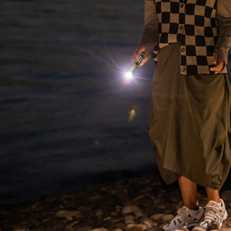 Mini linterna de luz fuerte con zoom lejano y cercano al aire libre transfronterizo IP55 linterna de campamento de larga duración recargable a prueba de agua