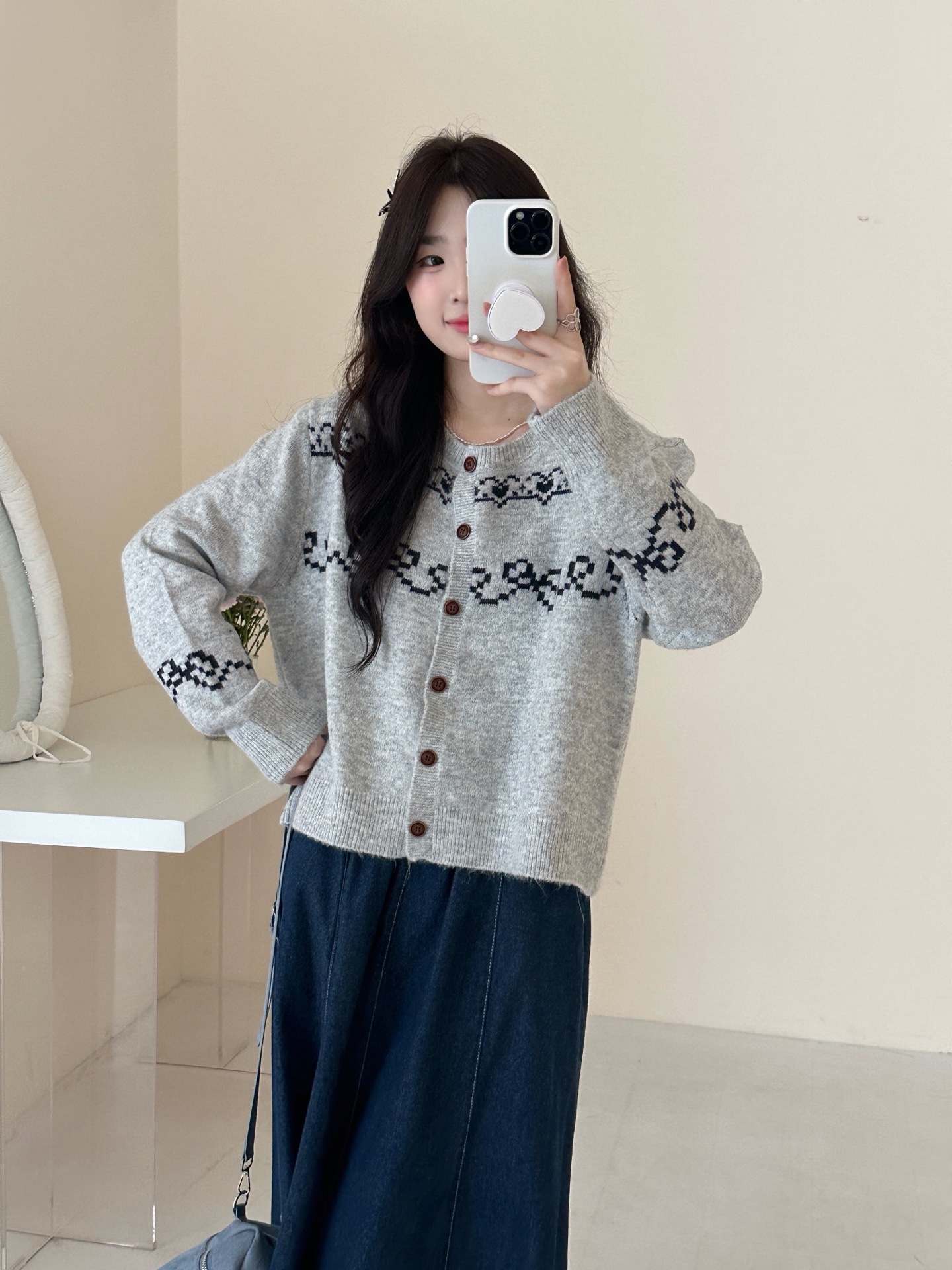 Flor retro bordada Jacquard sentido de diseño nicho camiseta de punto de manga larga suéter de coloración suéter de hebilla de una sola fila chaqueta mujer