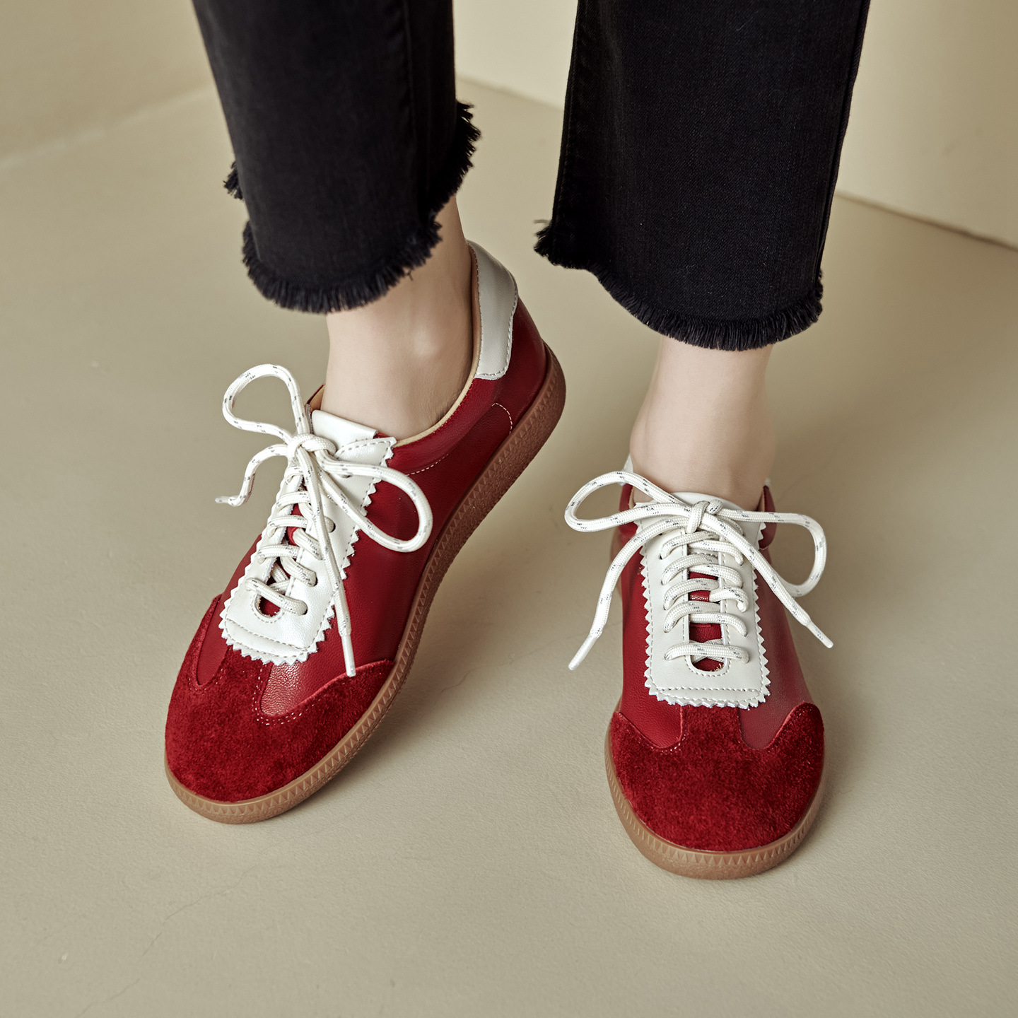 Giày sneaker nữ phối màu dây buộc đế phẳng phong cách thể thao — màu nâu